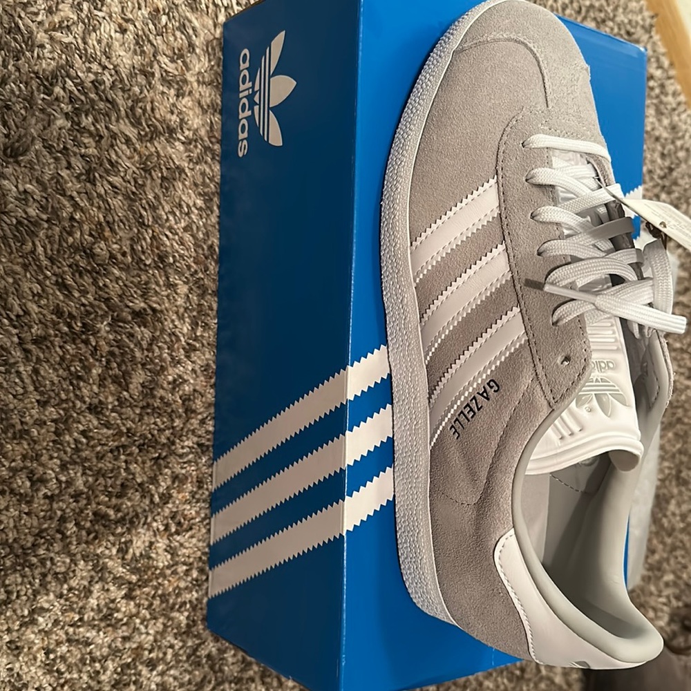 Women’s 8 1/2 gazelle adidas .New in box